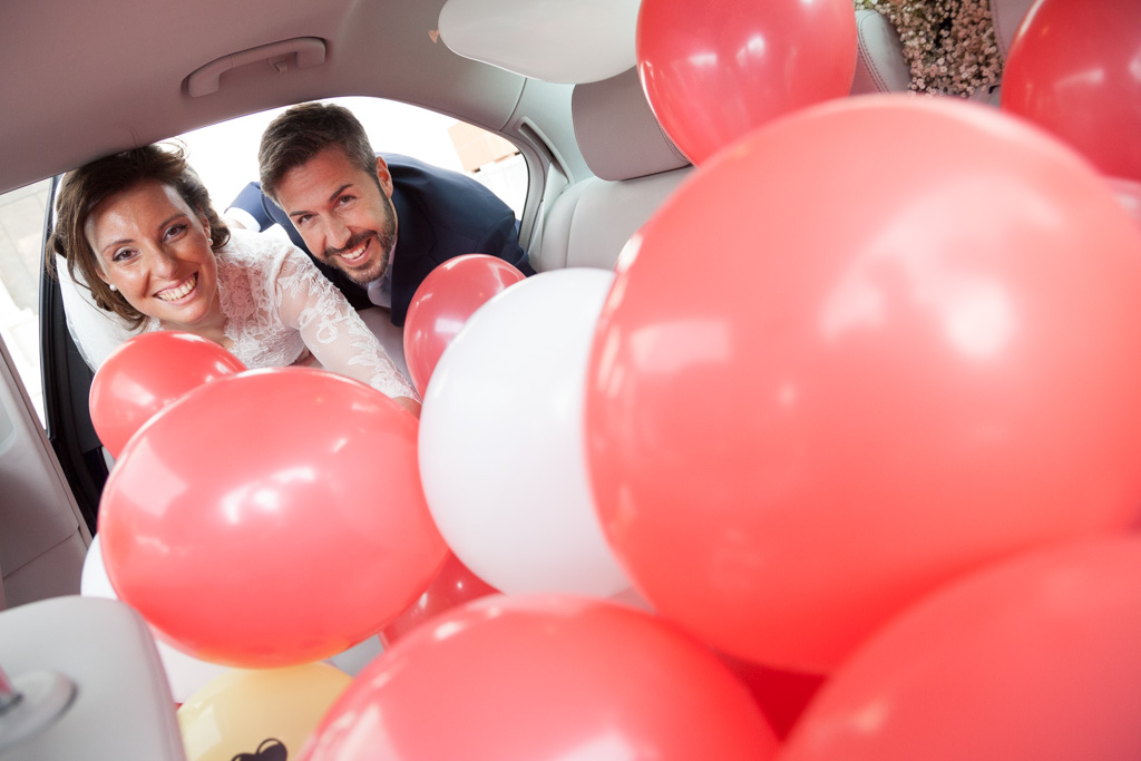 newlyweds with balloons
