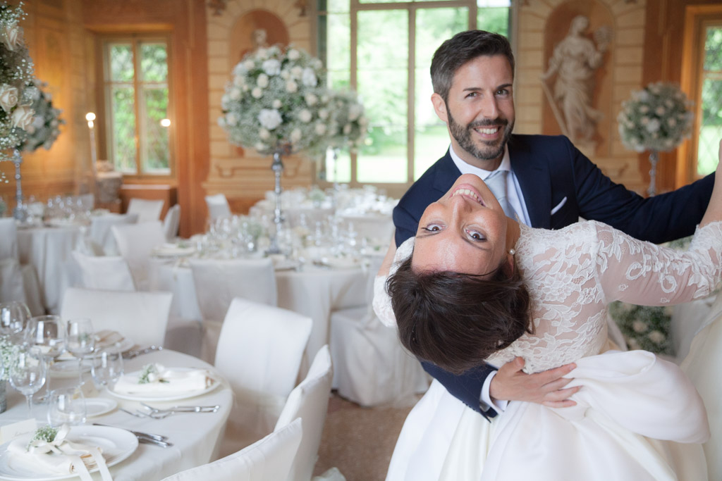 newlyweds dancing in the empty hall of Villa Mosconi Bertani