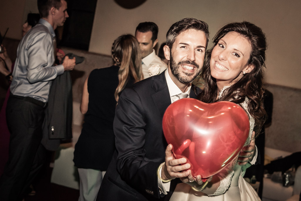 newlyweds with heart balloon