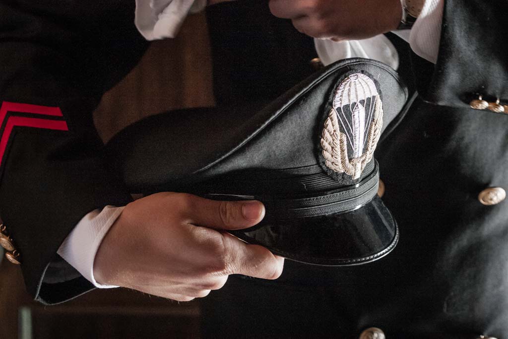 dettaglio cappello dello sposo del corpo militare dei paracadutisti
