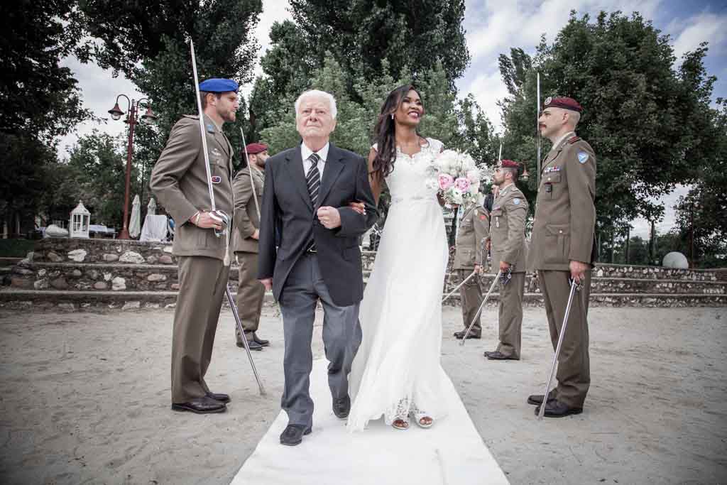 arrivo della sposa con il papà al matrimonio in stile militare
