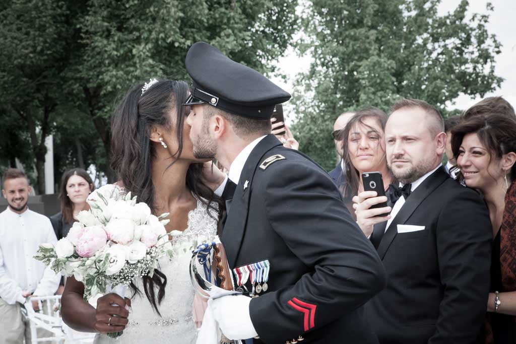 gli sposi si abbracciano e baciano all'incontro prima delle nozze