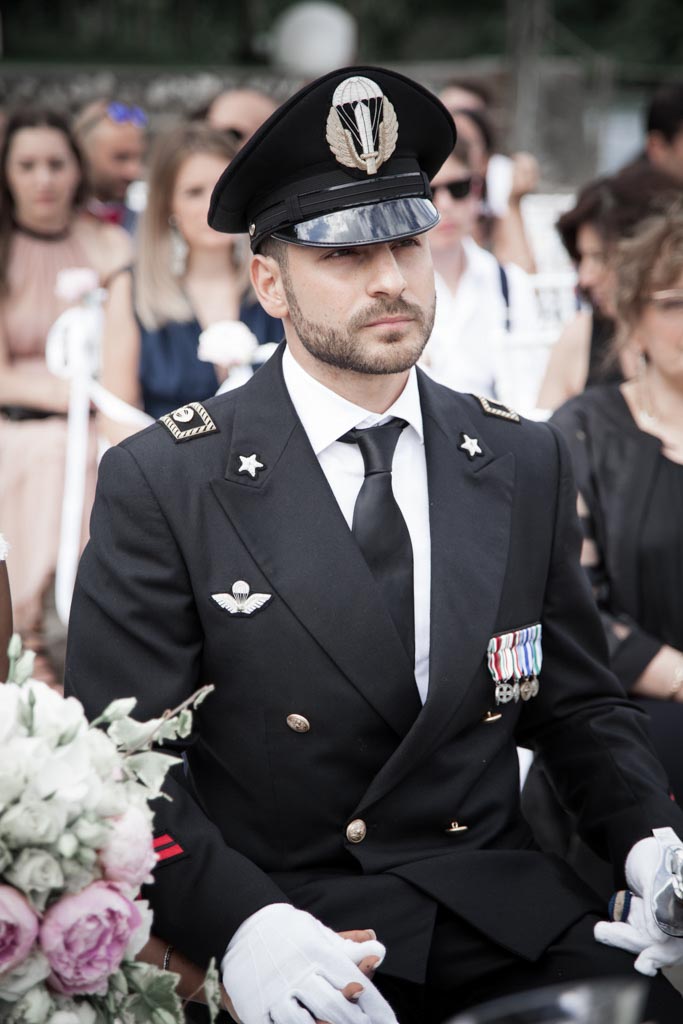lo sposo in uniforme militare durante la cerimonia