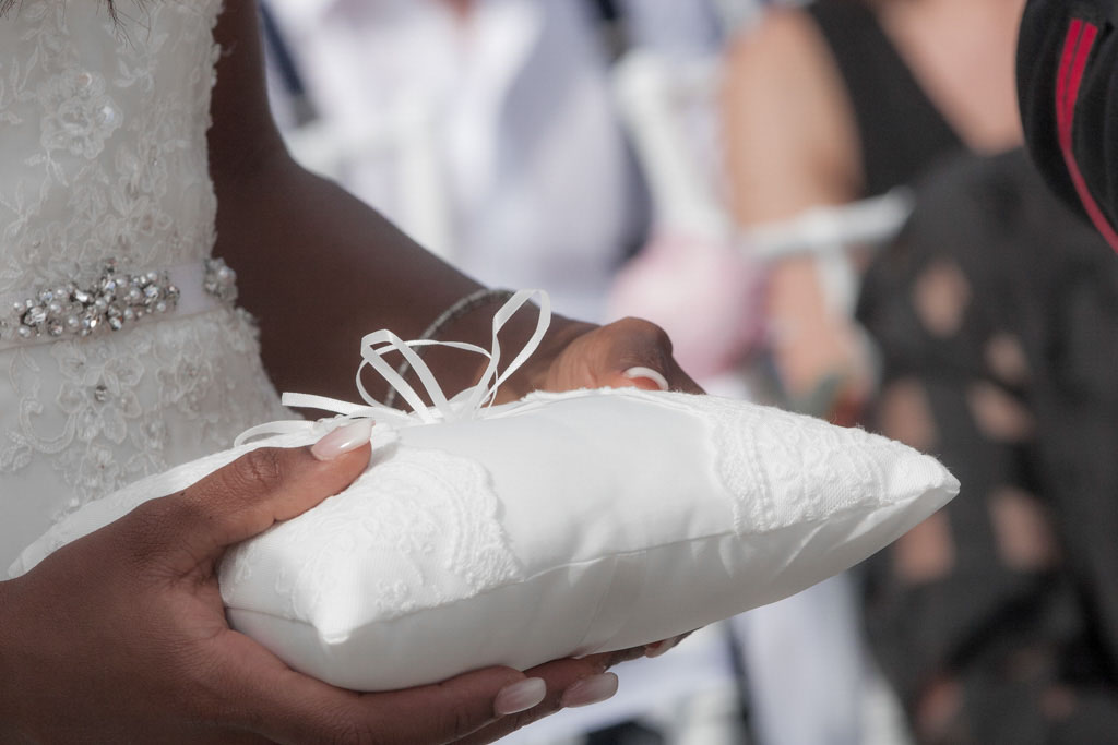 la sposa tiene tra le mani il cuscino con gli anelli