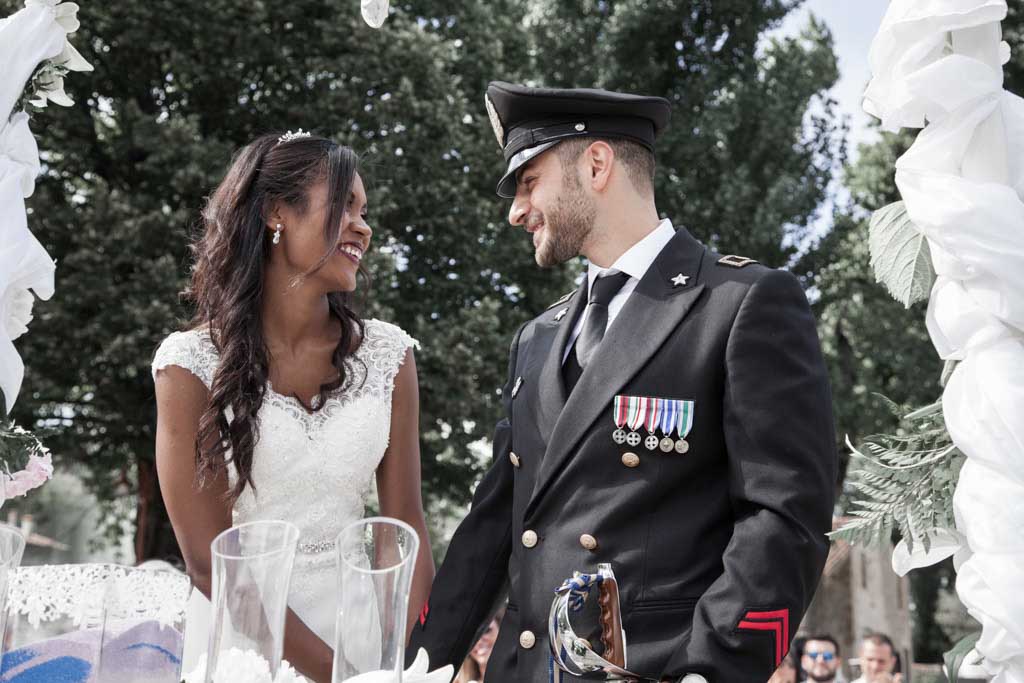gli sposi si sorridono dopo il rito civile di matrimonio a mantova