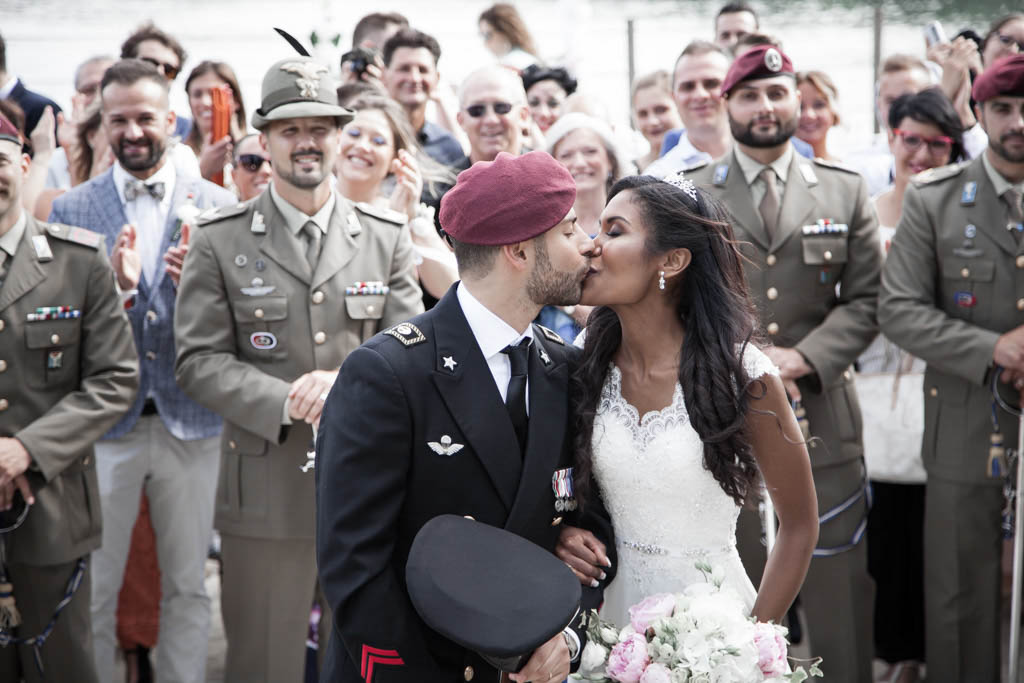 sposi che si baciano davanti al corpo militare dei paracadutisti
