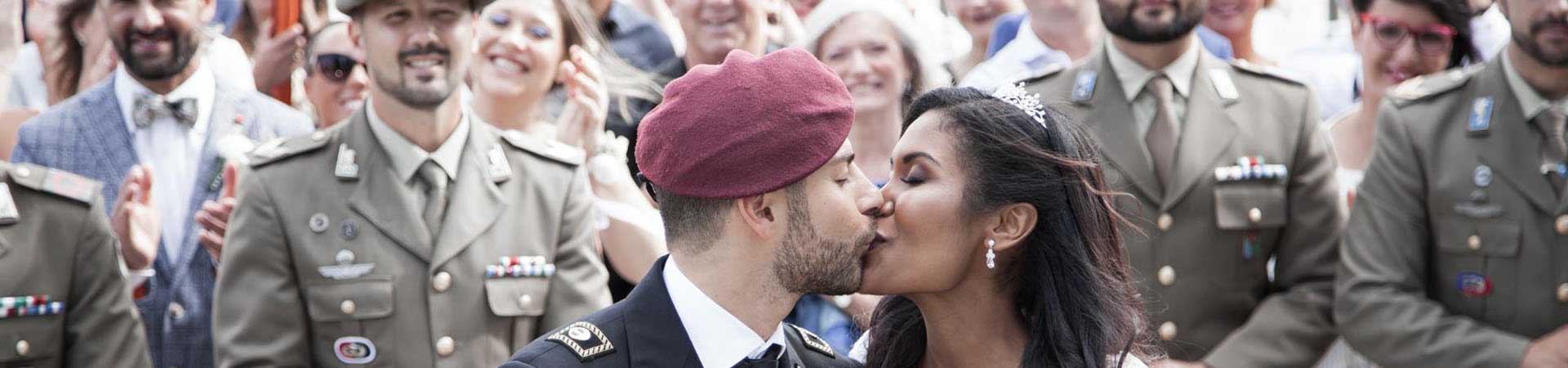 matrimonio con sposi in divisa militare