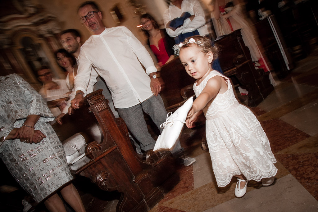 bambina che consegna gli anelli alla sposa nella chiesa di Monte in Valpolicella