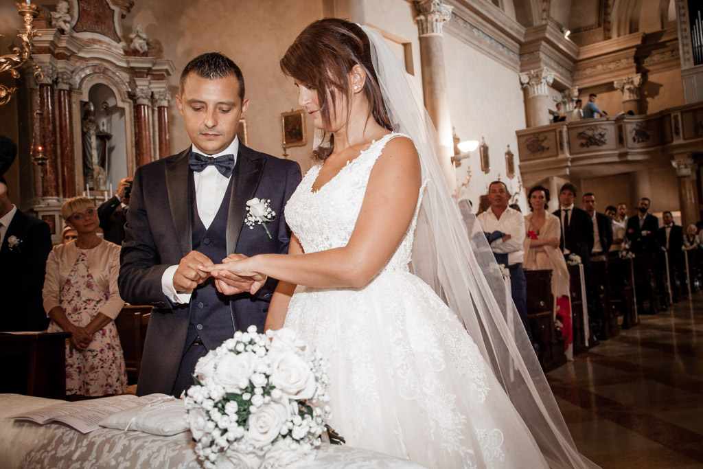 Gli sposi si scambiano gli anelli nella chiesa di Monte in Valpolicella 