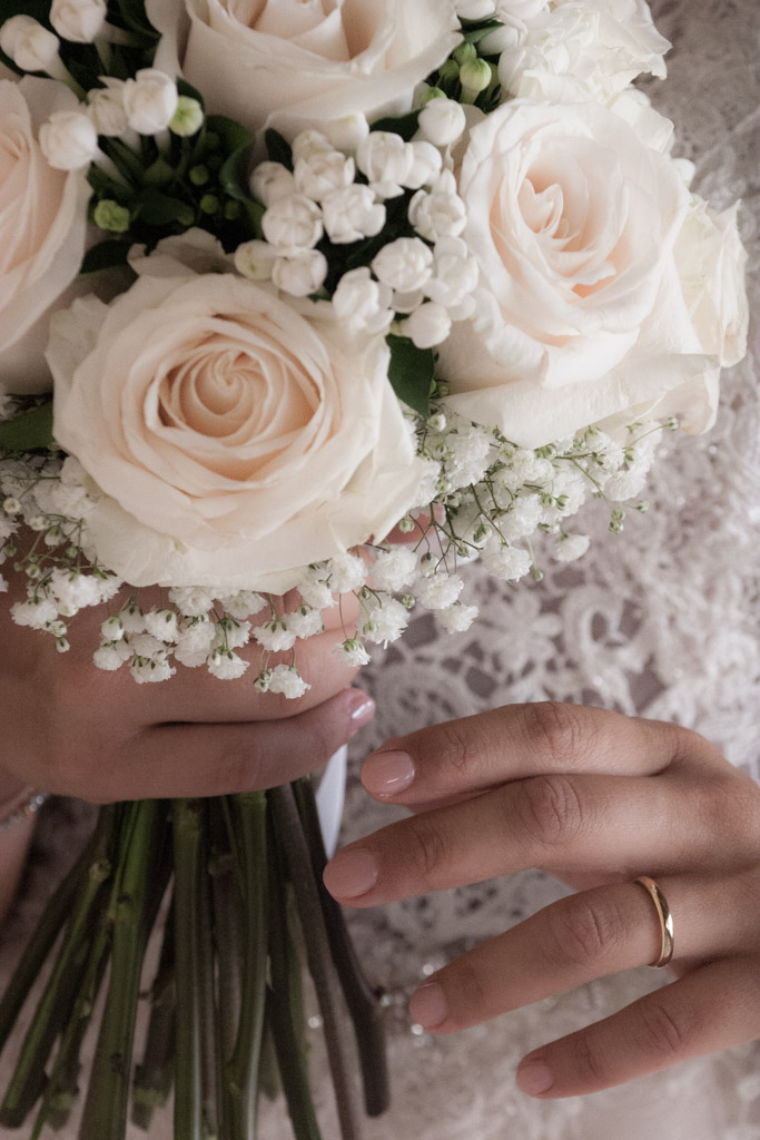 dettaglio particolare bouquet e fede nuziale della sposa
