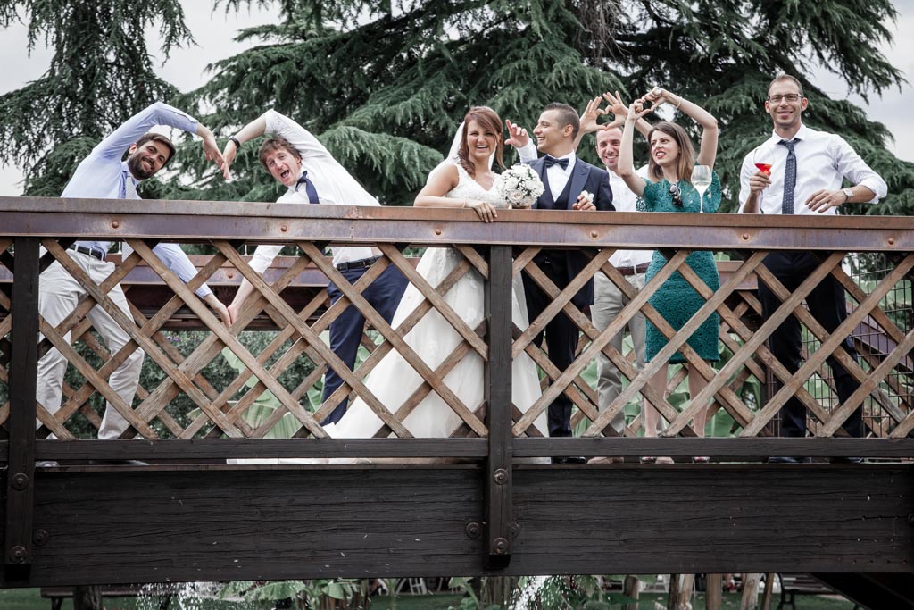 sposi con amici scherzano sul ponte del ristorante tommasi villa quarante