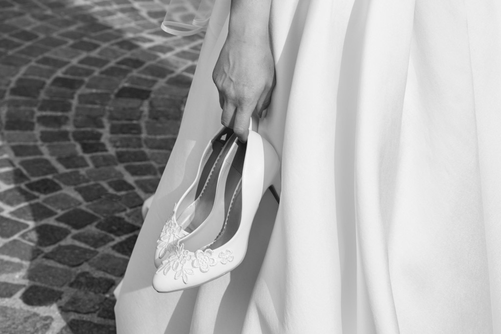 dettaglio particolare delle scarpe che la sposa si è tolta dopo la cerimonia religiosa