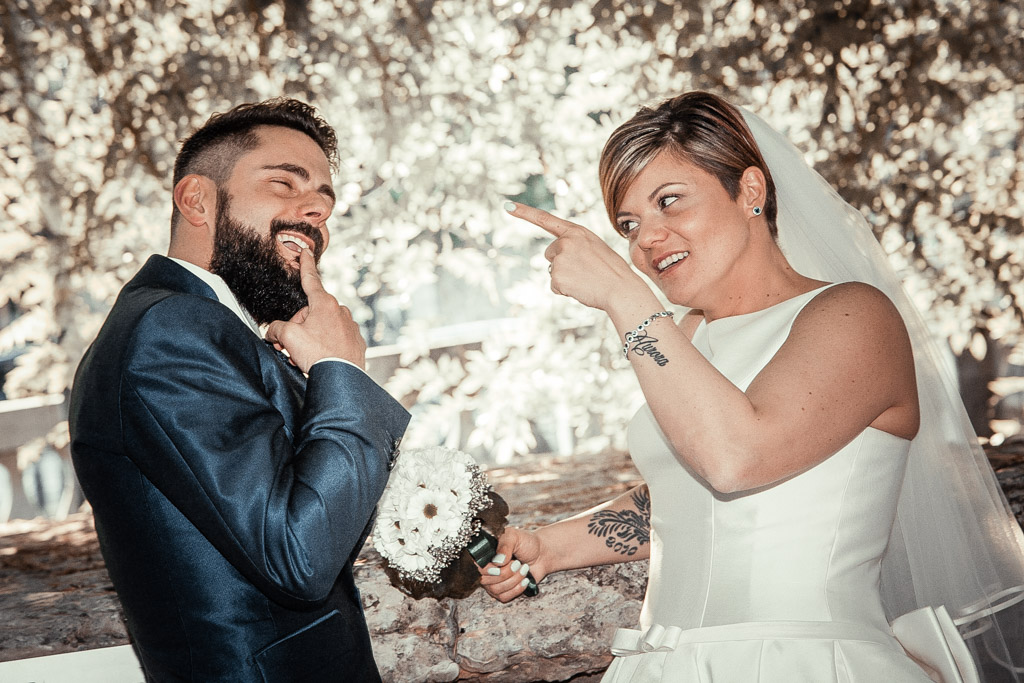 sposi scherzano durante il servizio fotografico di matrimonio al castello di zevio
