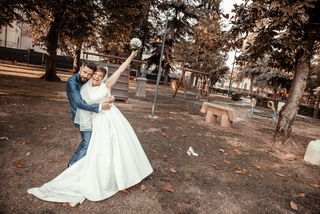 sposi durante il servizio fotografico al castello di zevio dopo il matrimonio